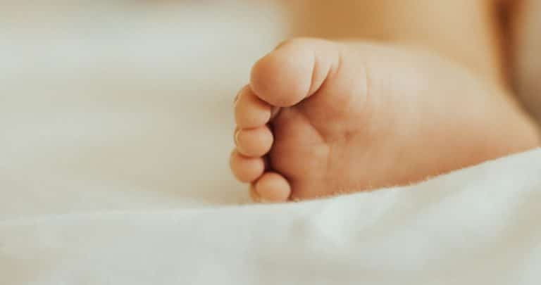 赤ちゃんの足が臭い！足の指や足の爪、足の裏が臭う原因と対策